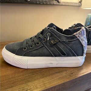 Gray/Navy Stacked Heel Sneakers with White Soles and Print on Heel - S 8.5